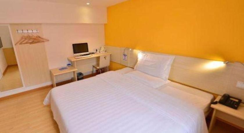7 Days Inn Luzhou Commercial Pedestrian Street Center Exterior photo